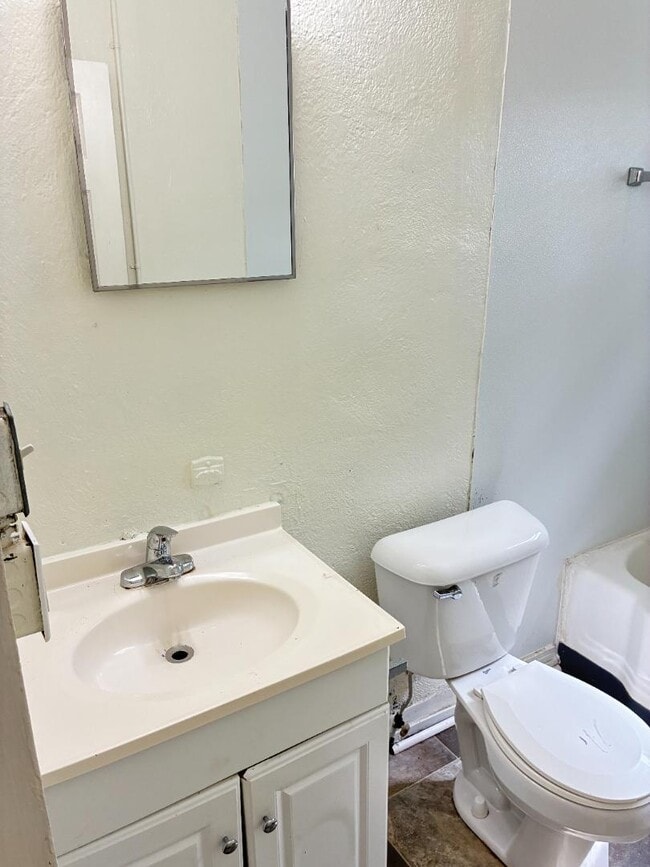 Building Photo - 717 Harper St E