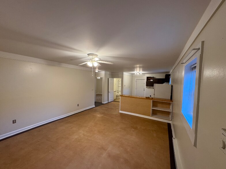 Building Photo - 706 Cherry Mountain St