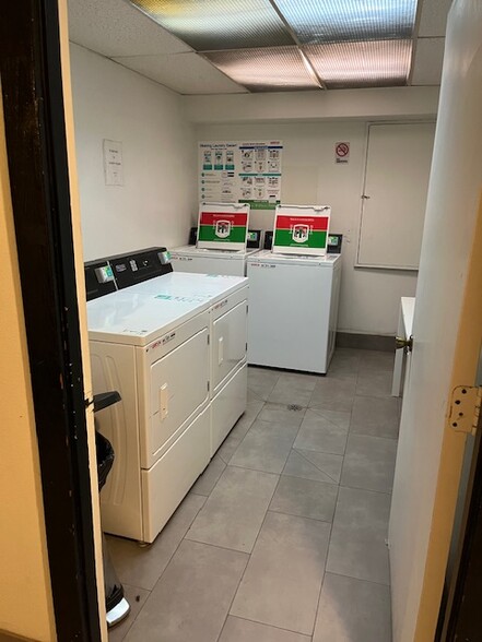 Laundry room - 3949 Los Feliz Blvd