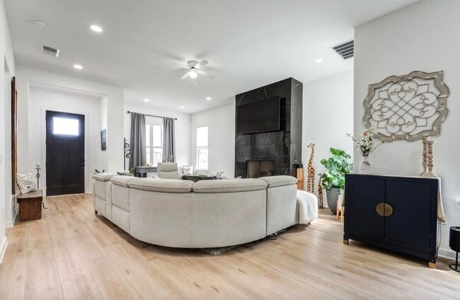 Building Photo - 12016 Savannah Ave