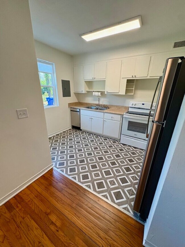 Building Photo - Fully Renovated Three Bedroom Condo in South Windermere - Off the Greenway!
