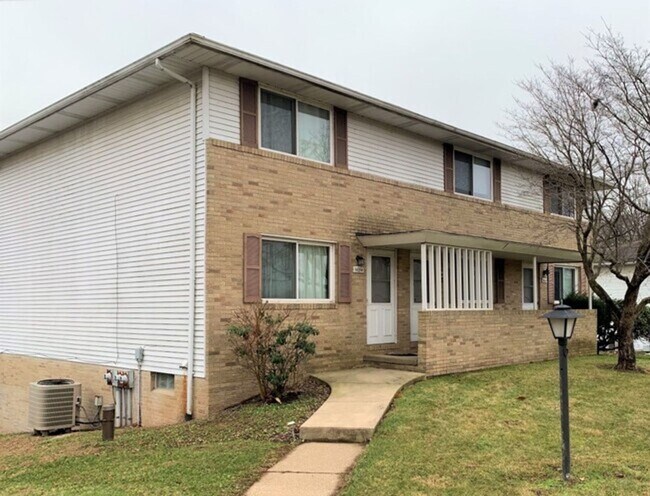 Primary Photo - Large Two Bedroom Townhouse with Garage in...