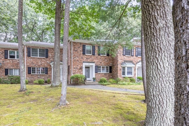 Building Photo - Spacious 2 Bedroom Townhouse in Tunxis Vil...