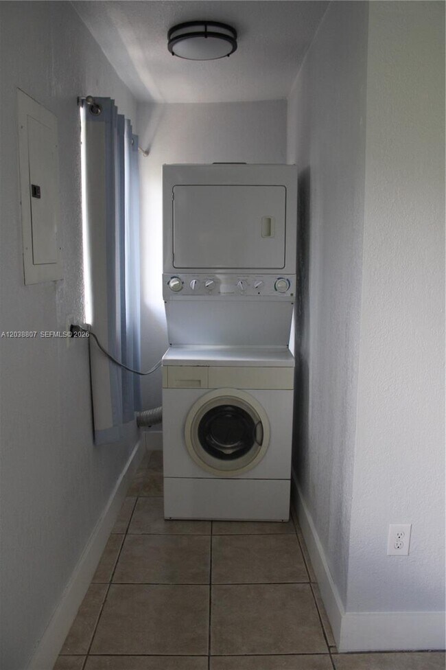 Building Photo - 3825 SW 88th Ct