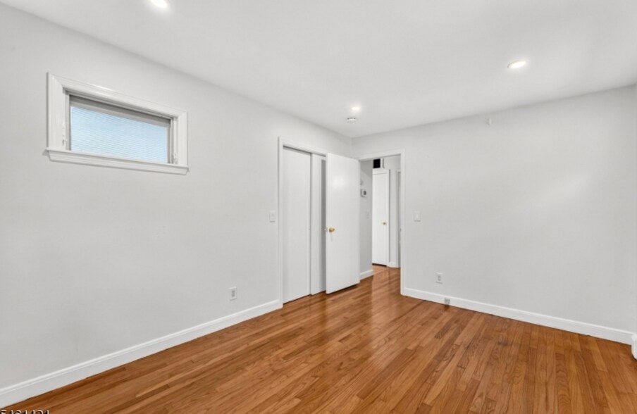 Building Photo - 879 Vosseller Ave