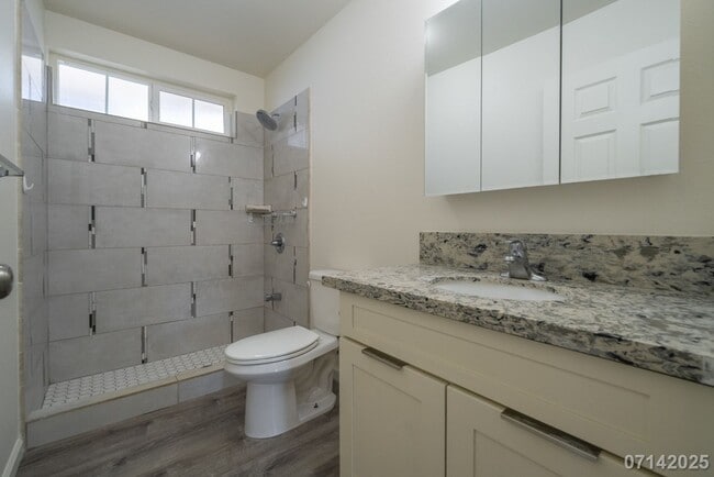 Building Photo - $2645 / 2br- 856ft2 - 2br/1ba Duplex, Incl...