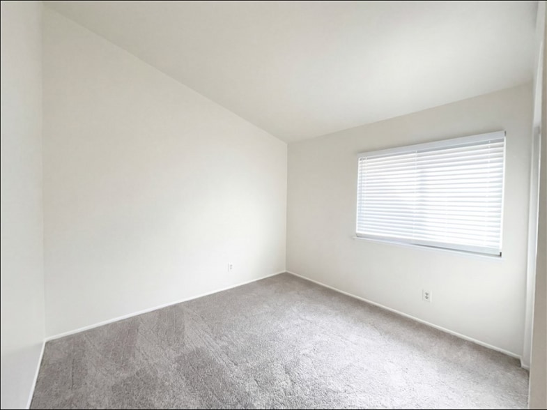 Building Photo - 25311 Chicago Ave