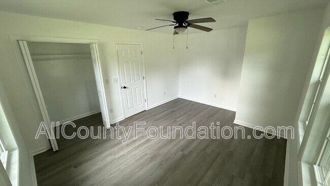 Building Photo - 212 Ellen St