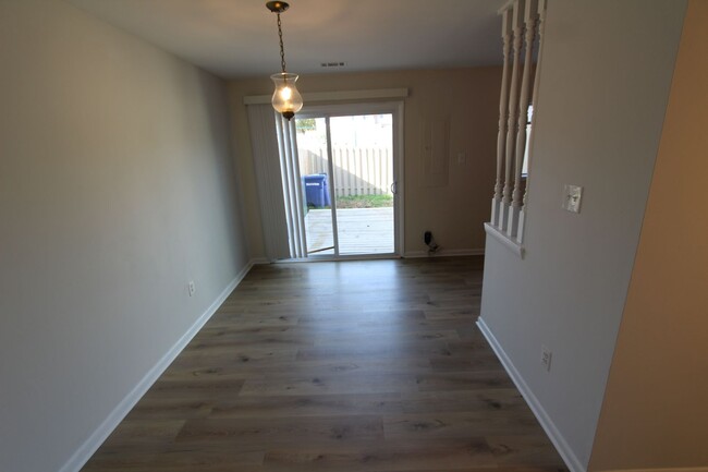 Building Photo - Recently Renovated Townhouse close to Rest...