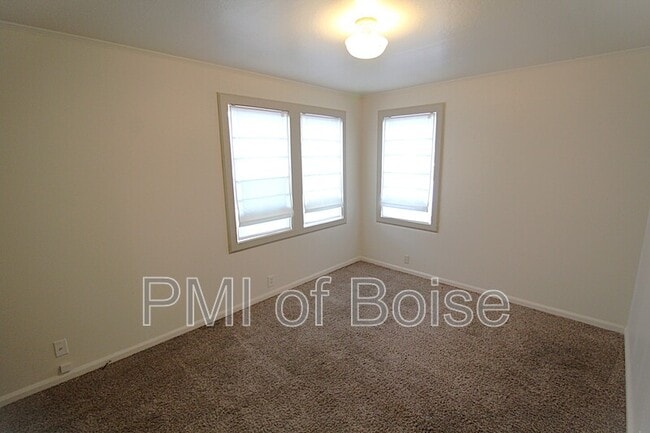 Building Photo - 2113 E Oak St