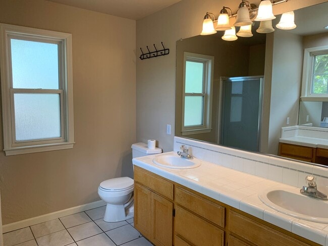 Building Photo - 4 Bedroom House with Great Floor Plan Clos...