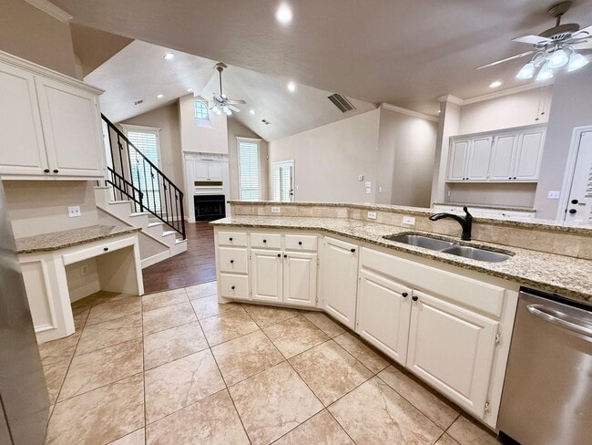 Building Photo - Fantastic Location, Fantastic Exec Home