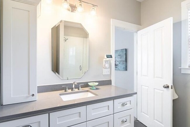 Building Photo - 531 Watson St