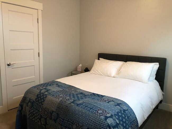 Building Photo - 5 Bedroom, 5.5 Bathroom Home in Hood River.