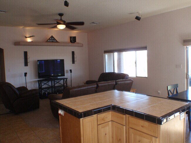 Building Photo - MESA DEL SOL POOL HOME