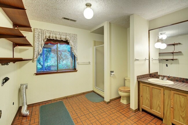 Building Photo - 3Bd/2.75Ba Maple Valley House