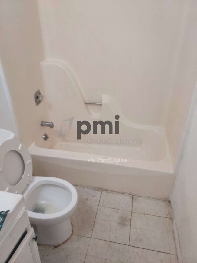 Building Photo - 904 W Macon St