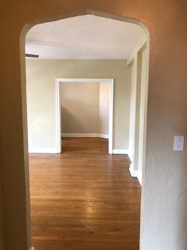 Building Photo - Spacious One Bedroom In Heart Of Shadyside