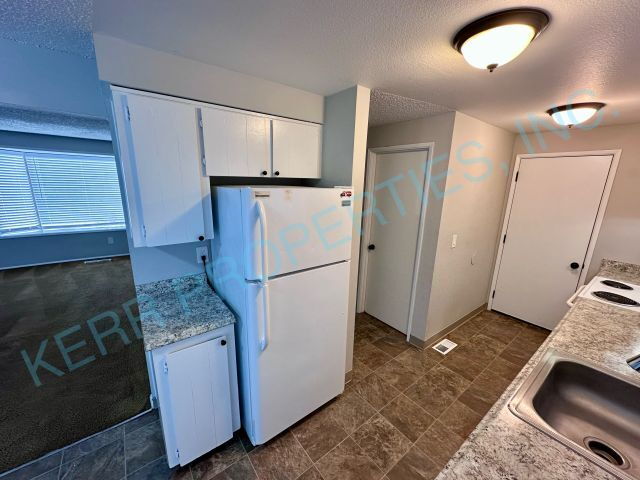 Building Photo - Charming 3-Bed Duplex in Gresham with Spacious 1100 Sq Ft Layout!