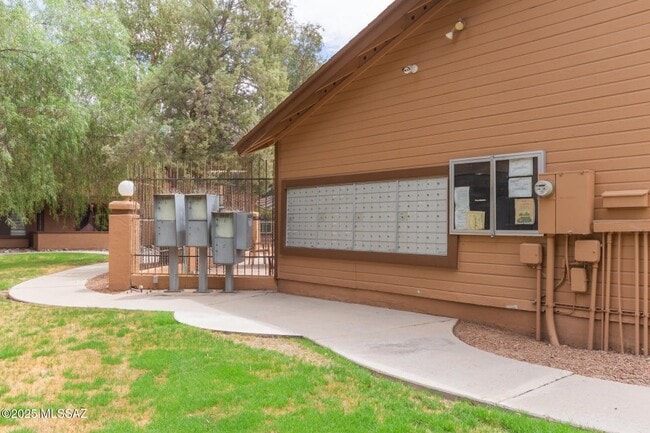 Building Photo - 1698 W Park Wood Ln