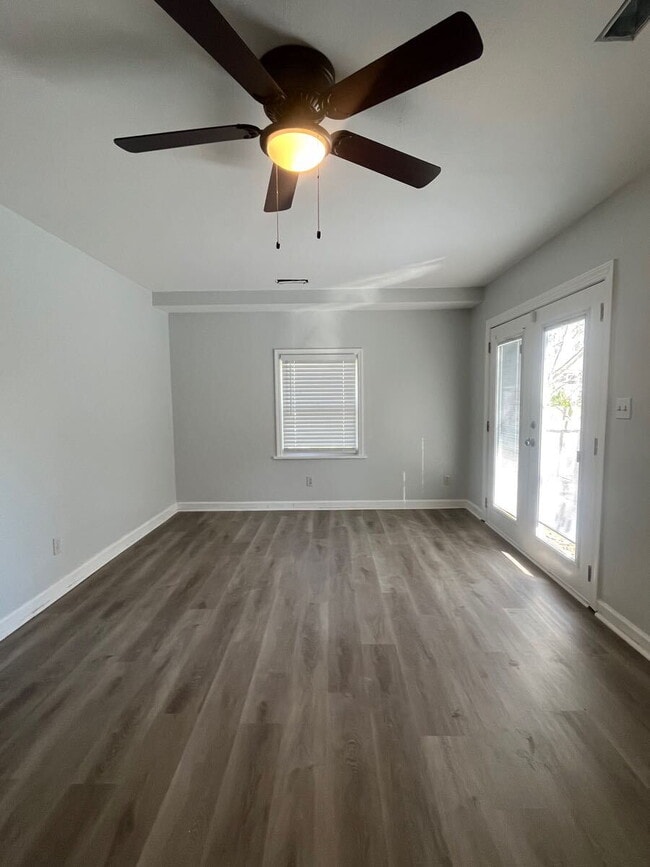 Building Photo - 489 W Outer Dr