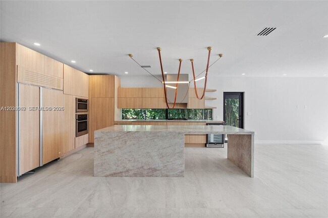 Building Photo - 550 S Shore Dr