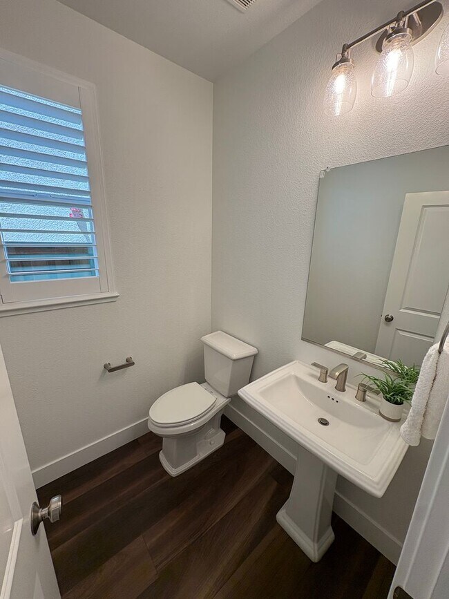 Building Photo - Beautiful 4 Bedroom 3 Bath Brentwood Home With SOLAR