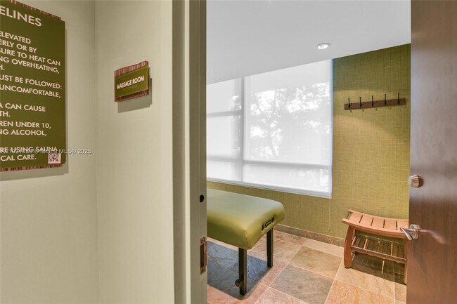 Building Photo - 2681 N Flamingo Rd