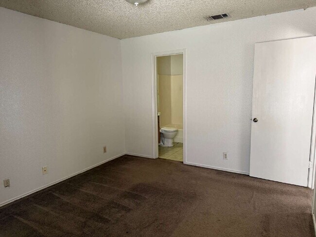 Building Photo - Affordable Three Bed/Two Bath in Leon Vall...