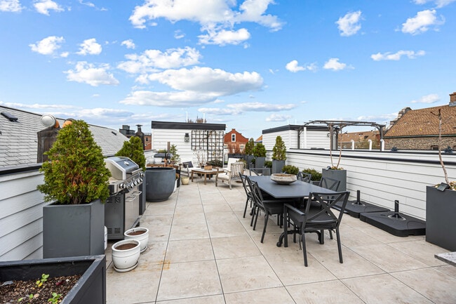 Building Photo - 1738 W 17th St