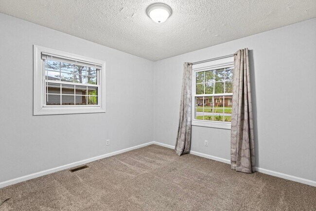 Building Photo - Charming 3 bedroom Available Now