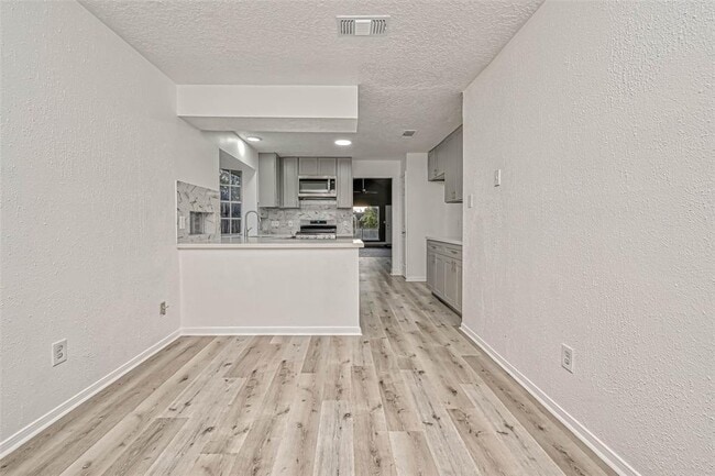 Building Photo - 9831 Orangevale Dr