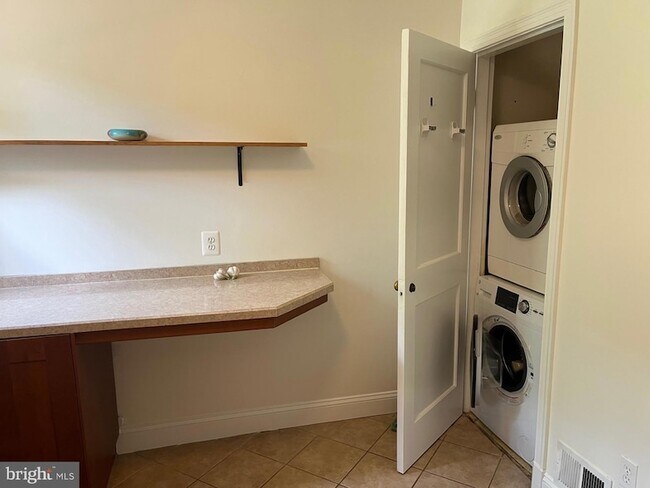 Building Photo - 1415 S Barton St