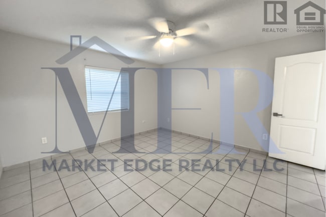 Building Photo - 1023