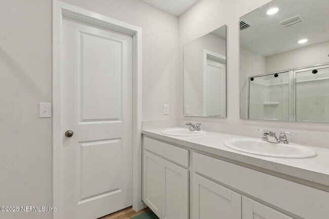 Building Photo - 14753 Cashew Ave