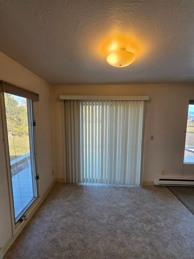 Building Photo - Single level duplex with attached single-c...