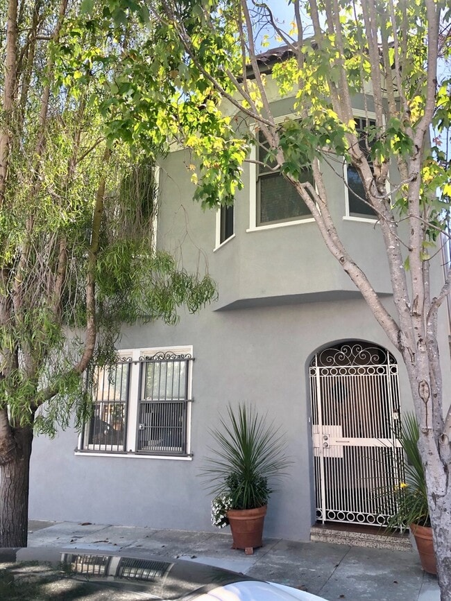 Building Photo - 1BR/1BA Remodeled Garden Unit! Charm Galor...