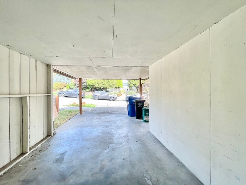 Building Photo - 2411 W Lynn St