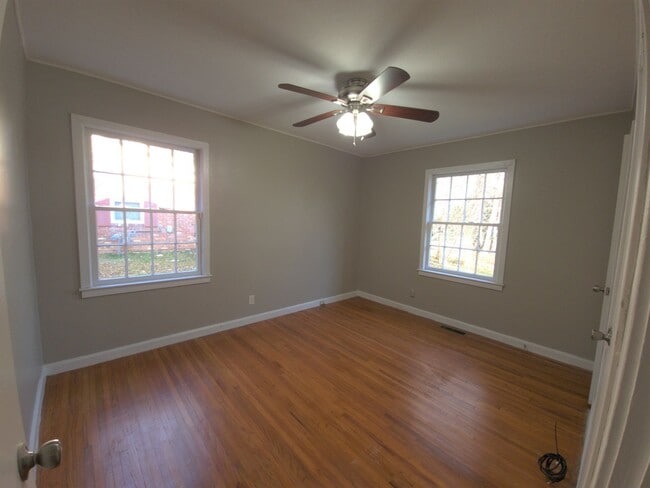 Building Photo - 4 Bedroom/ 1.5 Bath Brick Home for Rent in...