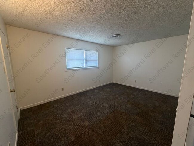 Building Photo - 1412 W 10th St