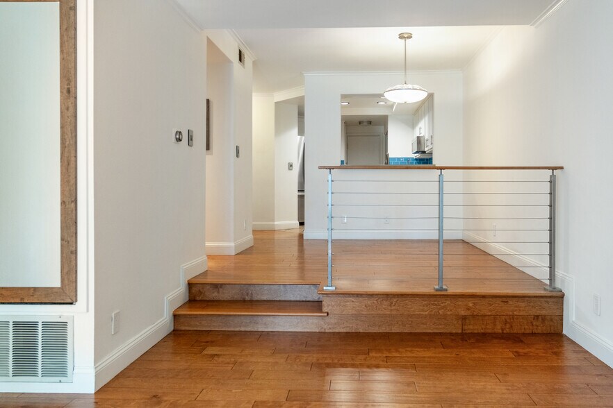 Dining area - 6638 Clybourn Ave