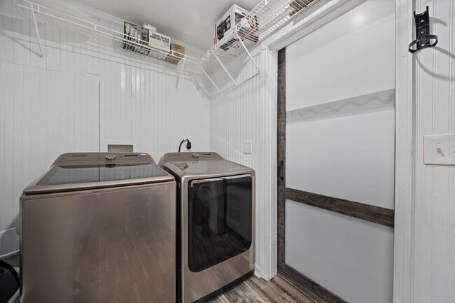 Building Photo - SNOWBIRD RENTAL- 4 blocks 2 Sea & Fire Pit