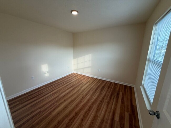 Building Photo - 422 Labrador Ln