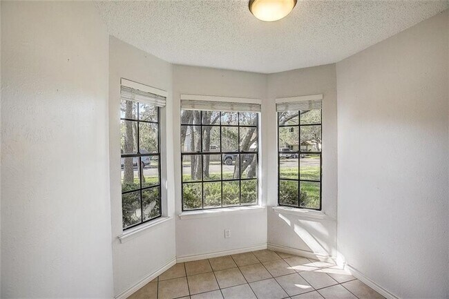 Building Photo - 605 Russet Valley Dr