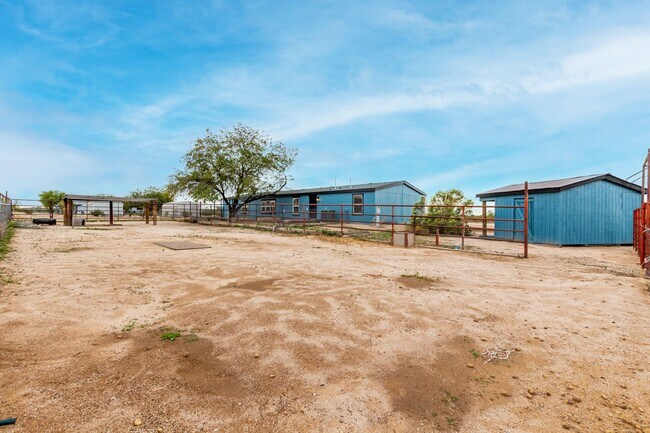 Building Photo - 1.25 Acre 5 Bedroom 3 Bathroom Horse Property in Florence!
