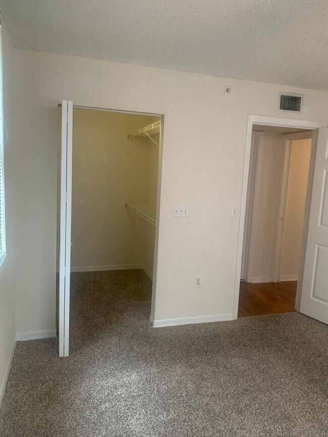 Building Photo - Spacious 3bed/2bath