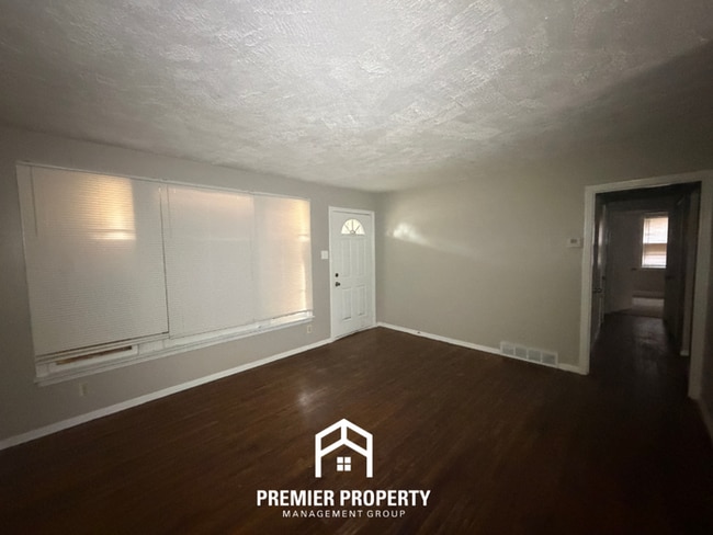 Building Photo - Spacious 3BR Memphis Home w/ Hardwood Floors, Detached Garage & Fenced Yard