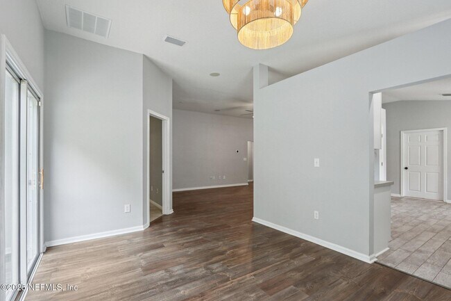 Building Photo - 562 S Aberdeenshire Dr