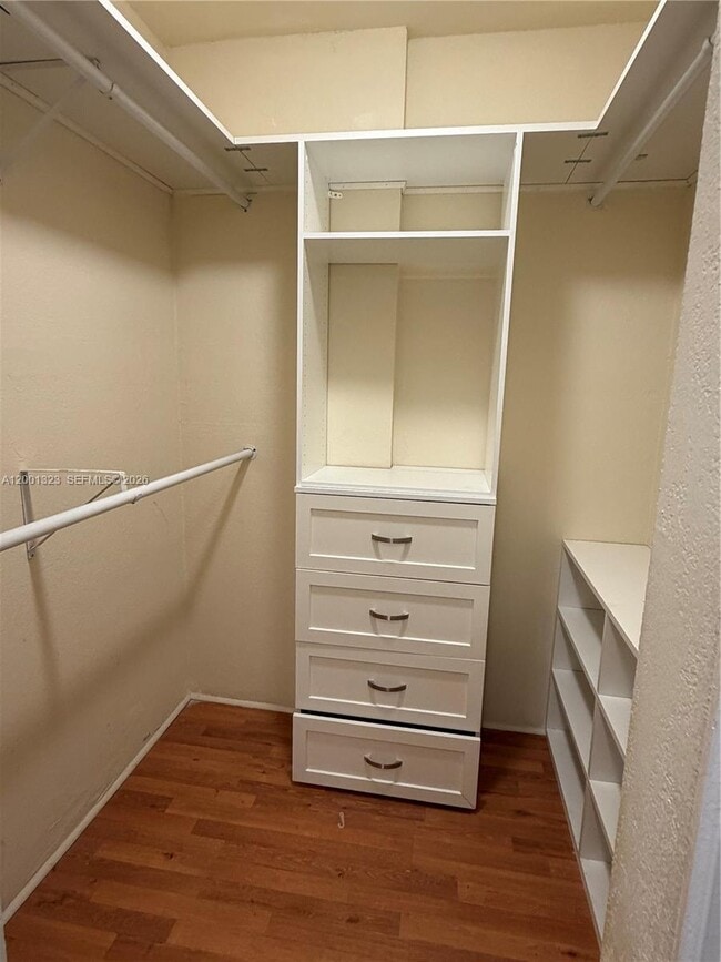 Building Photo - 100 Edgewater Dr