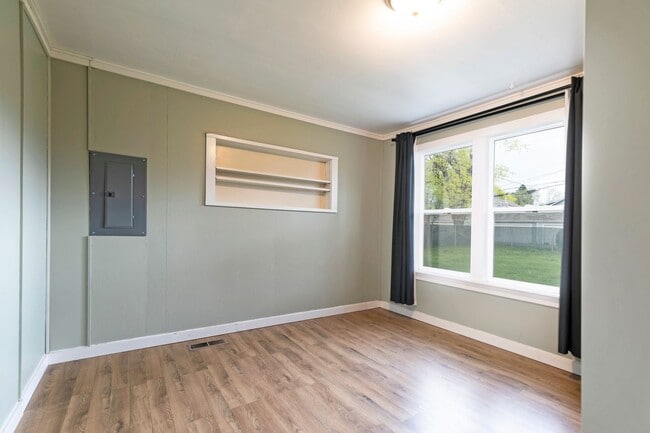 Building Photo - 2 Bed - 1 Bath - Pet Friendly